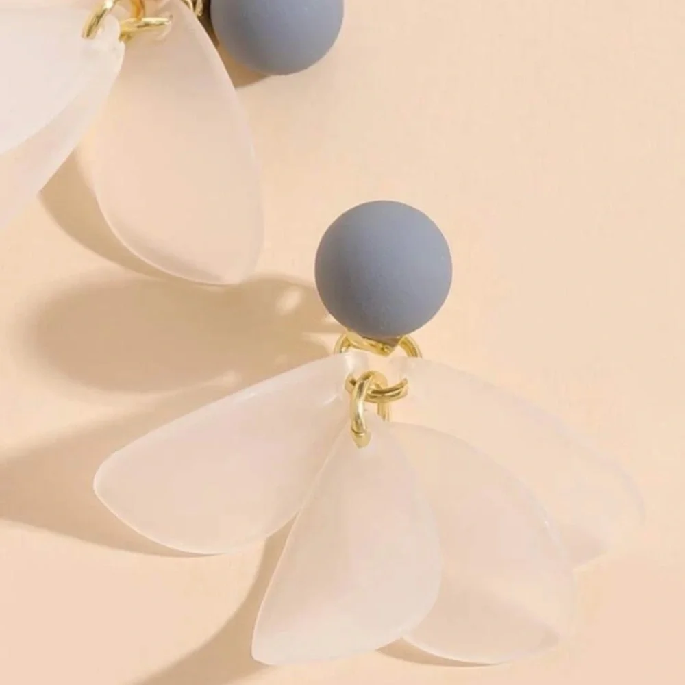 Last! White floral drop acrylic earrings w/ Pearl detail - Picture 5 of 7